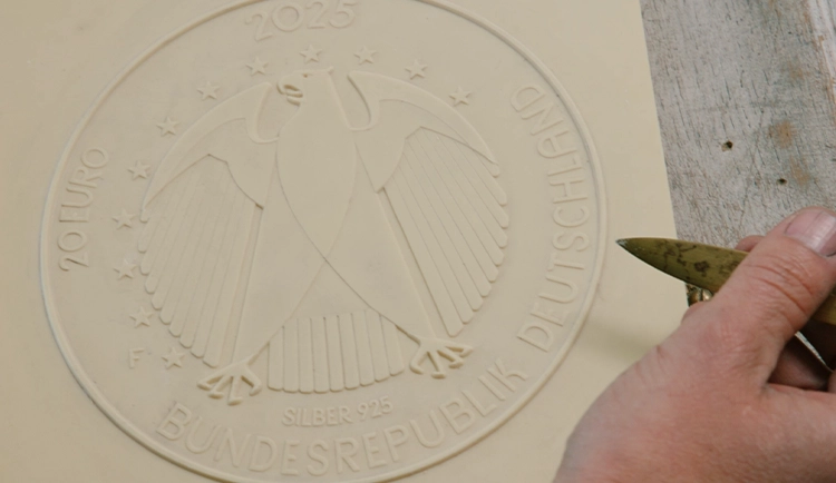 Blick auf das Gipsmodell der Wertseite der Elly-Heuss-Knapp-Münze mit Bundesadler